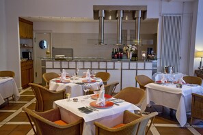 2 restaurantes, se sirve almuerzo 