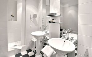 Suite | Badeværelse | Kombination af bruser/badekar, gratis toiletartikler, hårtørrer