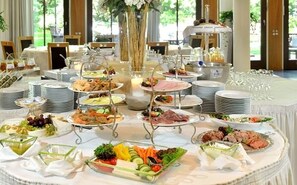 Frokost på farten hver dag (EUR 24 per person)