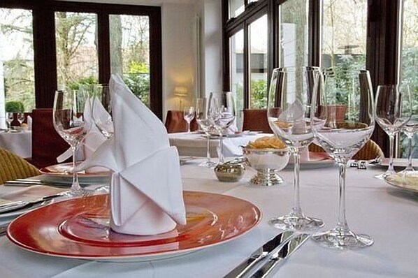 2 restaurants, lunch served