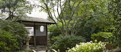 Room, 1 King Bed, Corner | Exterior