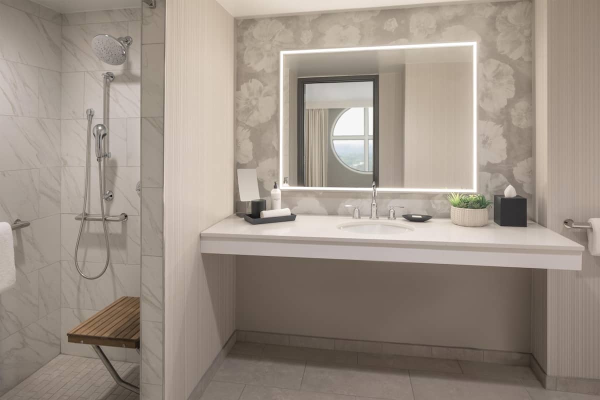 Habitación, 1 cama King size, con acceso para personas discapacitadas (Shower) | Baño | Amenidades de baño de diseñador, secadora de cabello, pantuflas