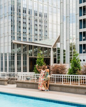 En säsongsöppen utomhuspool