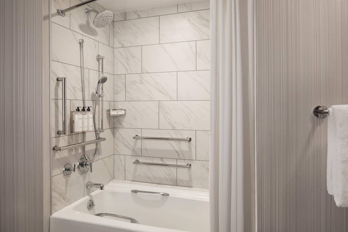 Habitación, 1 cama King size, con acceso para personas discapacitadas, tina | Baño | Amenidades de baño de diseñador, secadora de cabello, pantuflas
