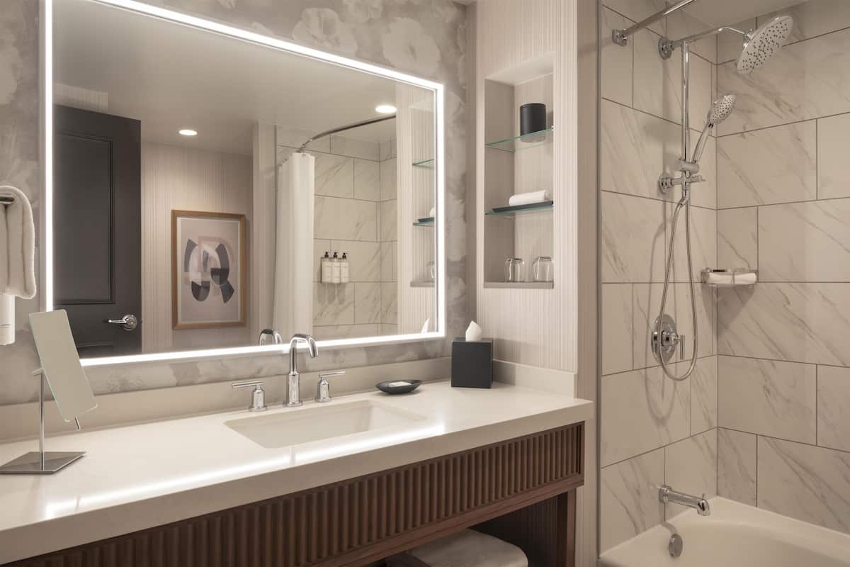 Amenidades de baño de diseñador, secadora de cabello, pantuflas