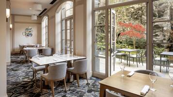 2 ravintolaa, joissa tarjoillaan aamiainen