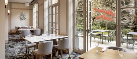 2 restaurants, breakfast served