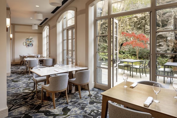 2 restaurants, breakfast served