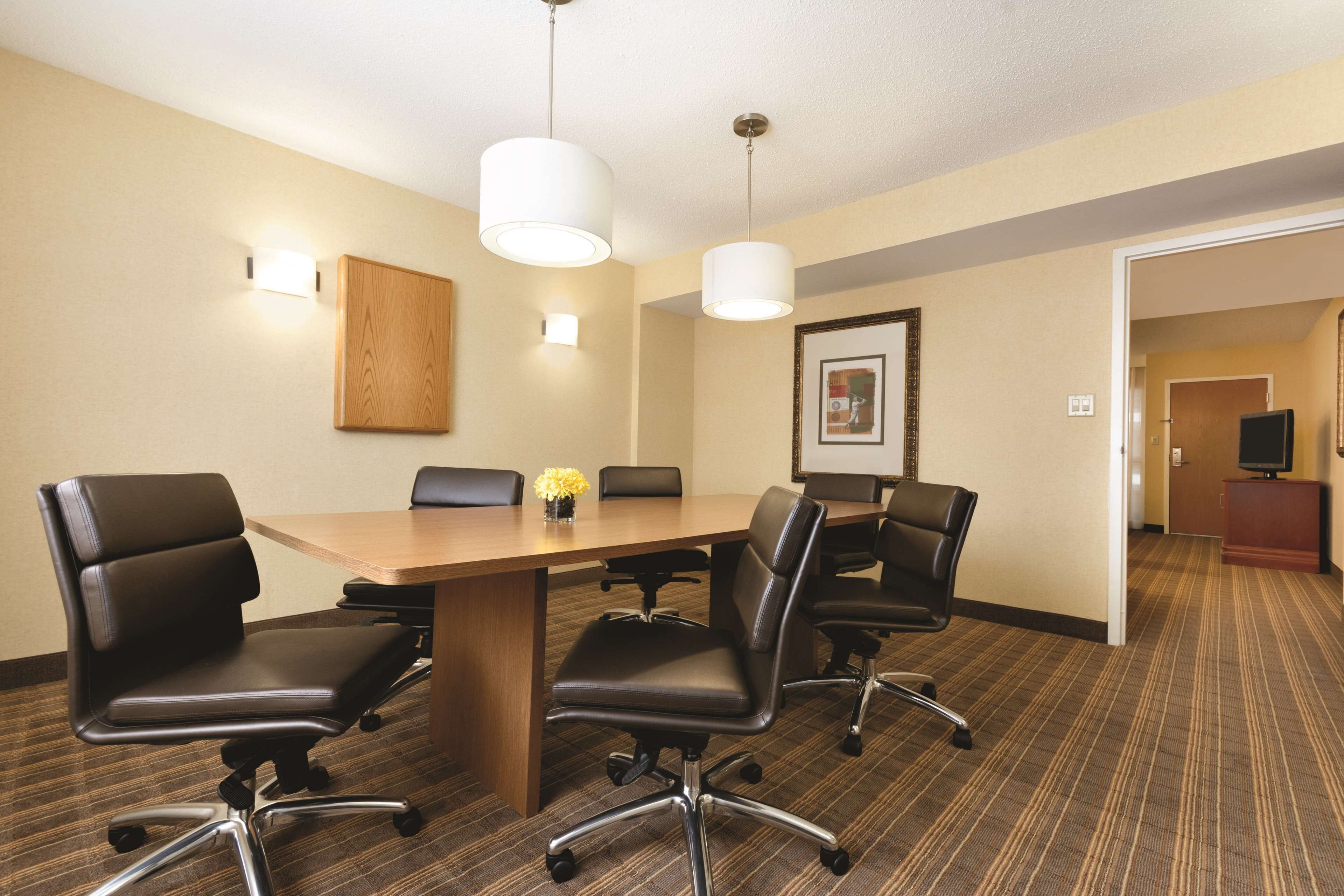 room, 1 king bed, non smoking, executive level | living area | 37-inch flat-screen tv with cable channels, tv, pay films