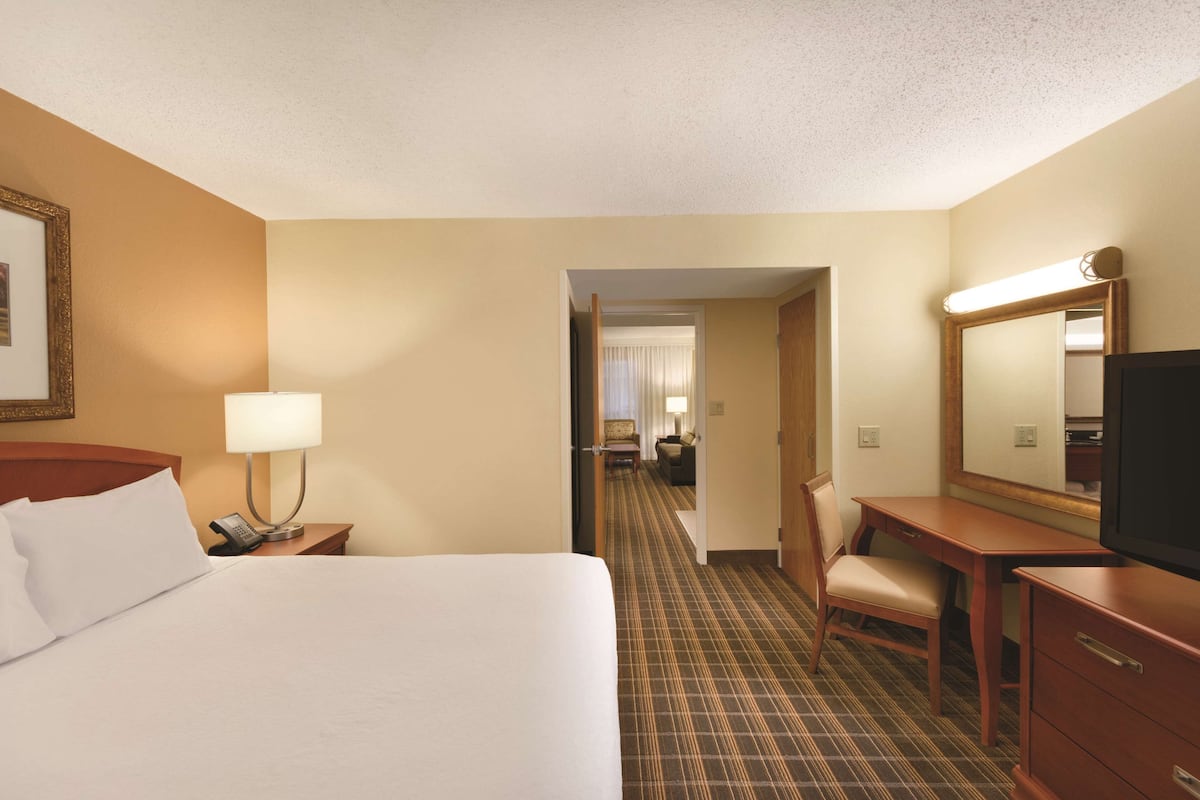 Premium bedding, in-room safe, desk, iron/ironing board