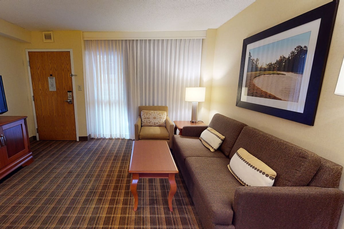 Premium bedding, in-room safe, desk, iron/ironing board