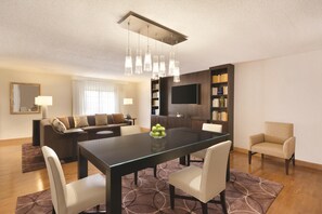 Presidential Suite, 1 Katil Raja (King), Non Smoking | Ruang tamu | 37 inci televisyen skrin rata dengan kabel, TV, filem berbayar
