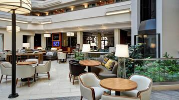 Hochwertige Bettwaren, Zimmersafe, Schreibtisch, Bügeleisen/Bügelbrett