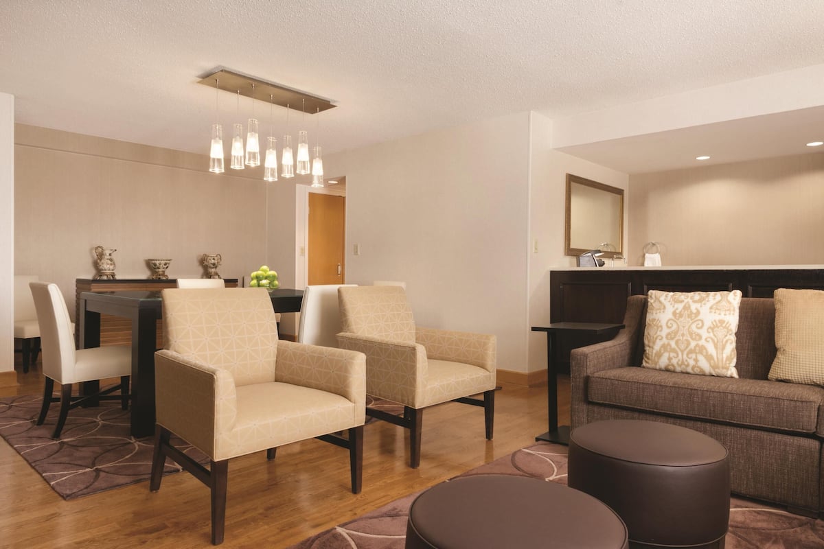 Un salon moderne comprenant un coin repas, un canapé et une table basse.