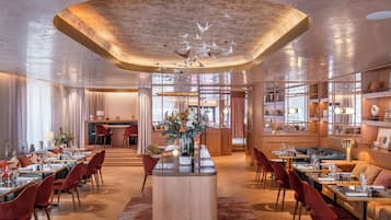 Serveert ontbijt, lunch, diner, Franse gerechten