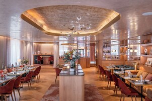 Se sirven desayunos, almuerzos y cenas; cocina francesa