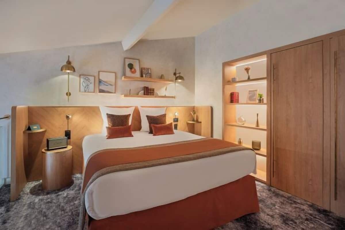 Premium bedding, minibar, in-room safe, desk