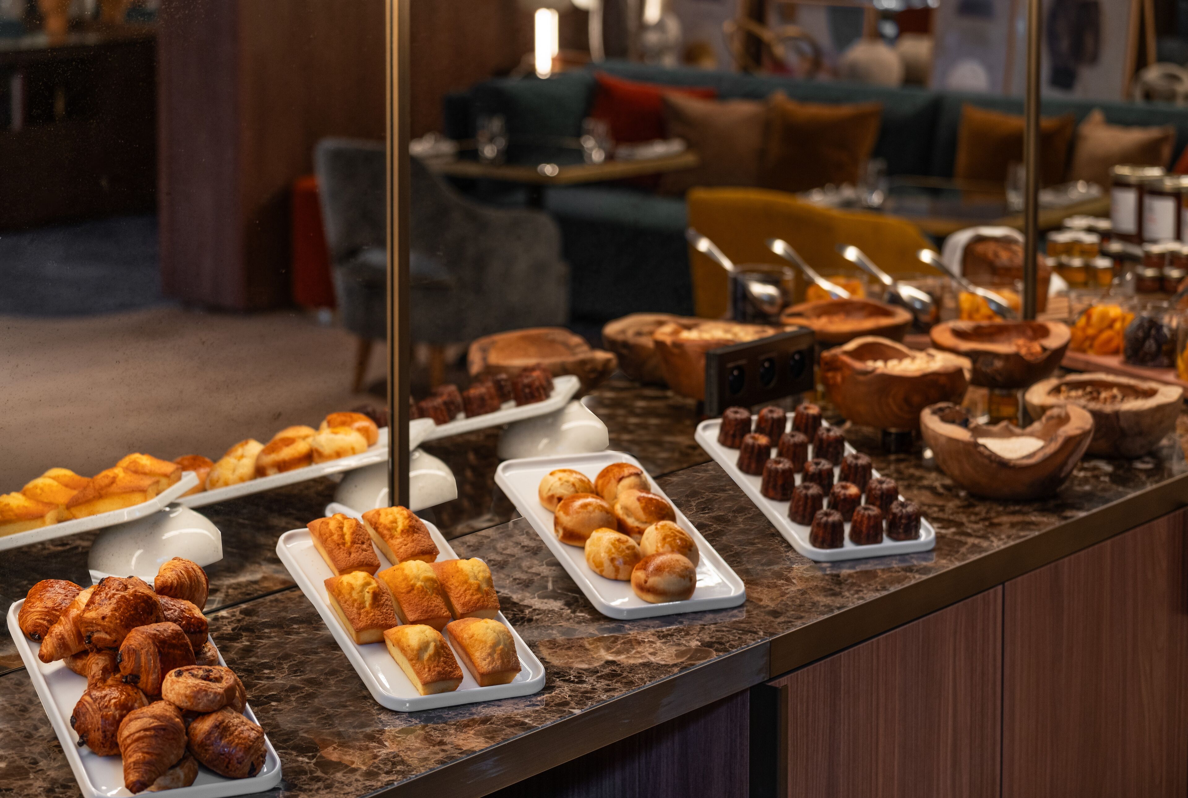 Un bufé con diversos pasteles y postres.