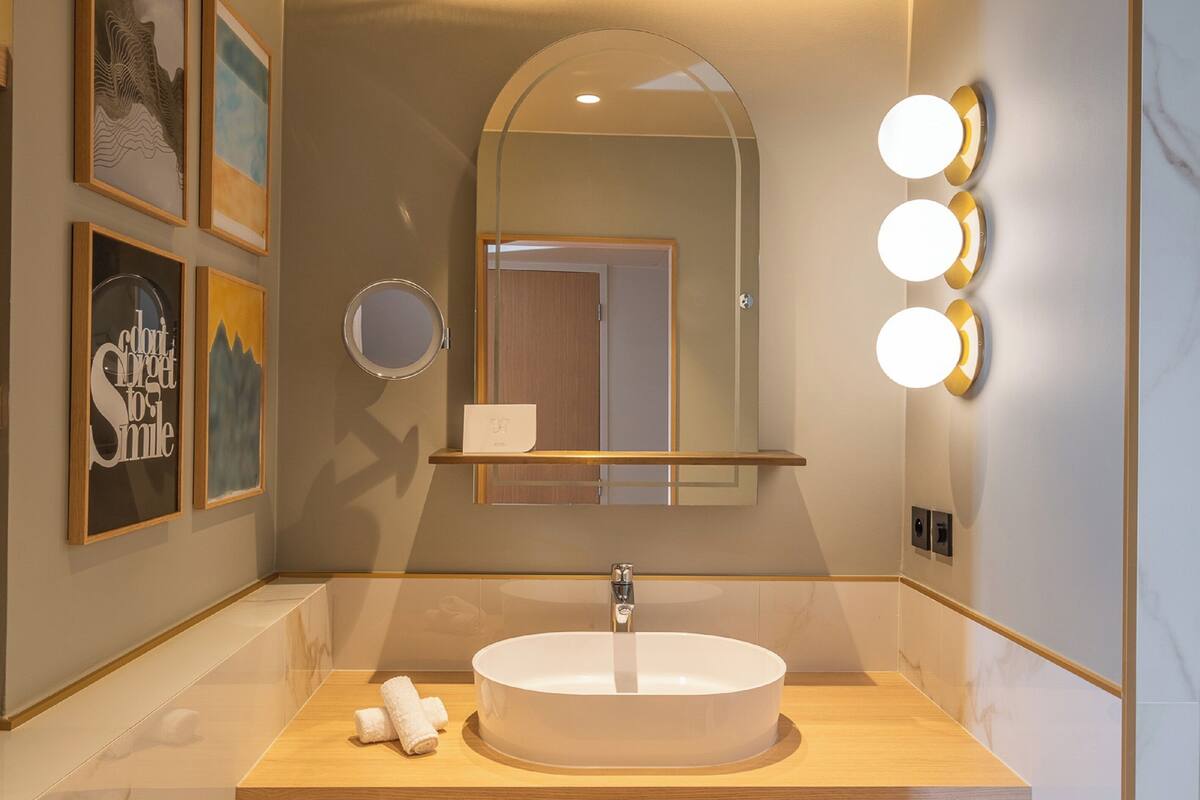 deluxe room | bathroom | shower, free toiletries, hair dryer, bathrobes