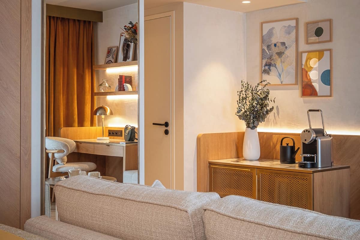 deluxe room | premium bedding, minibar, in-room safe, desk