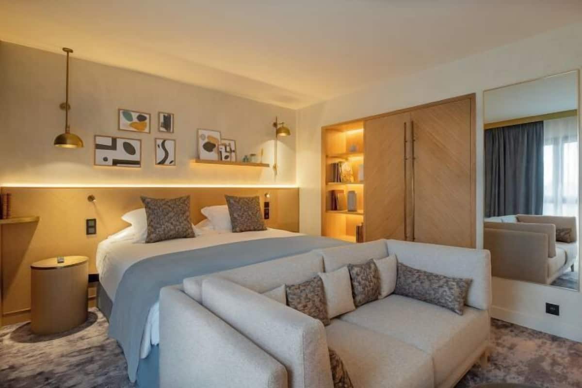 Premium bedding, minibar, in-room safe, desk