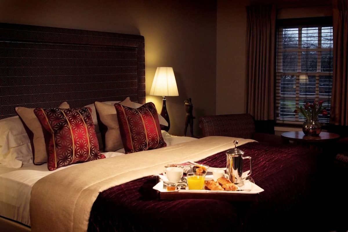 deluxe room | minibar, in-room safe, desk, iron/ironing board