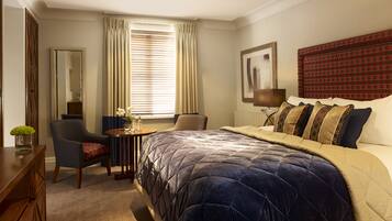 Deluxe Room | Minibar, in-room safe, desk, iron/ironing board