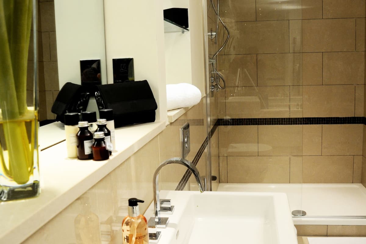 superior room | bathroom | free toiletries, hair dryer, bathrobes, slippers