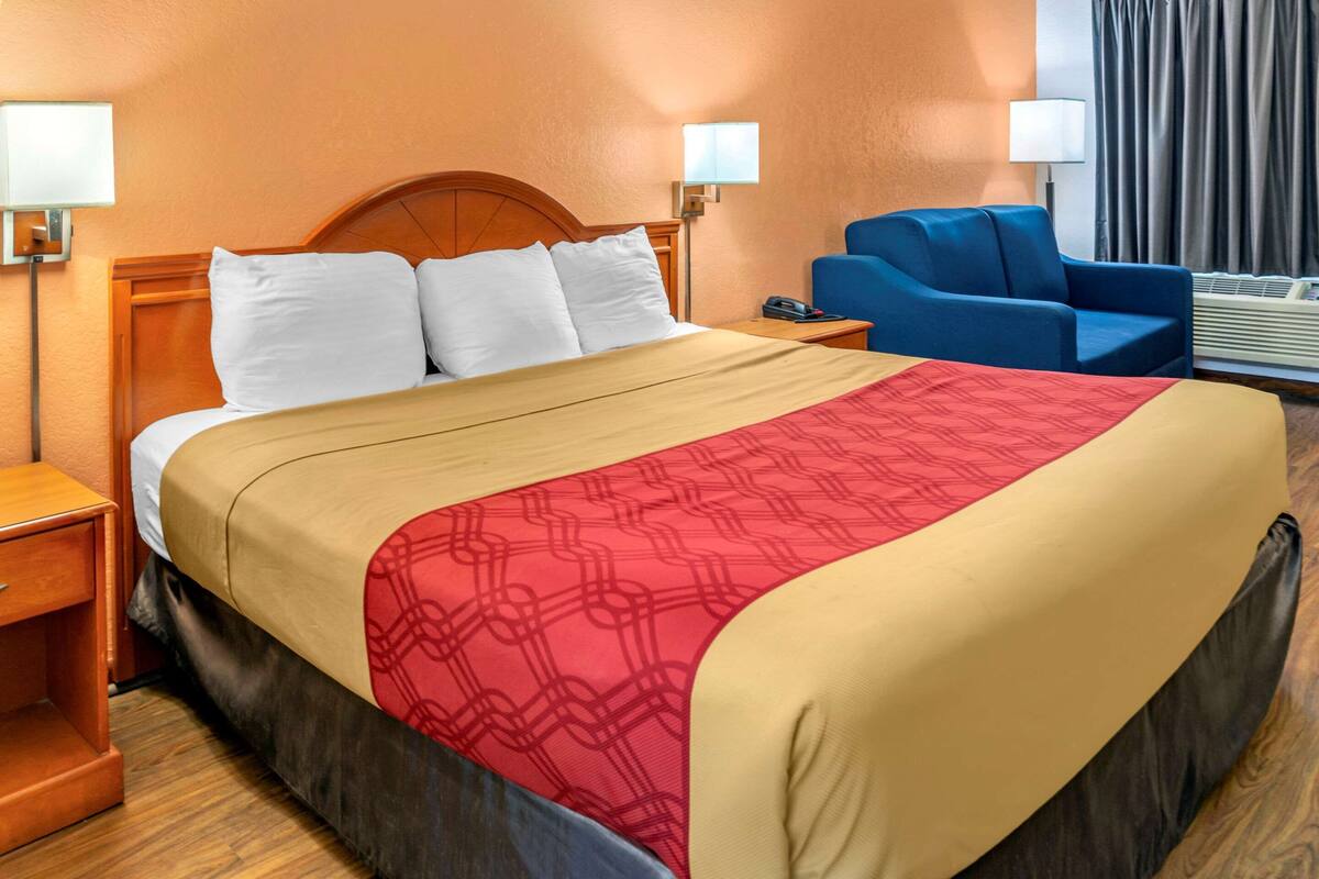Escritorio, tabla de planchar con plancha, wifi gratis y ropa de cama