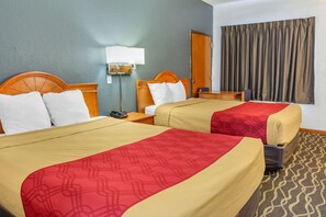 Escritorio, tabla de planchar con plancha, wifi gratis y ropa de cama 