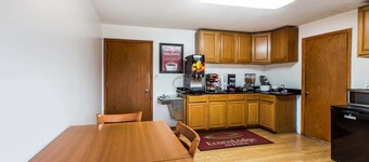 Econo Lodge Inn & Suites