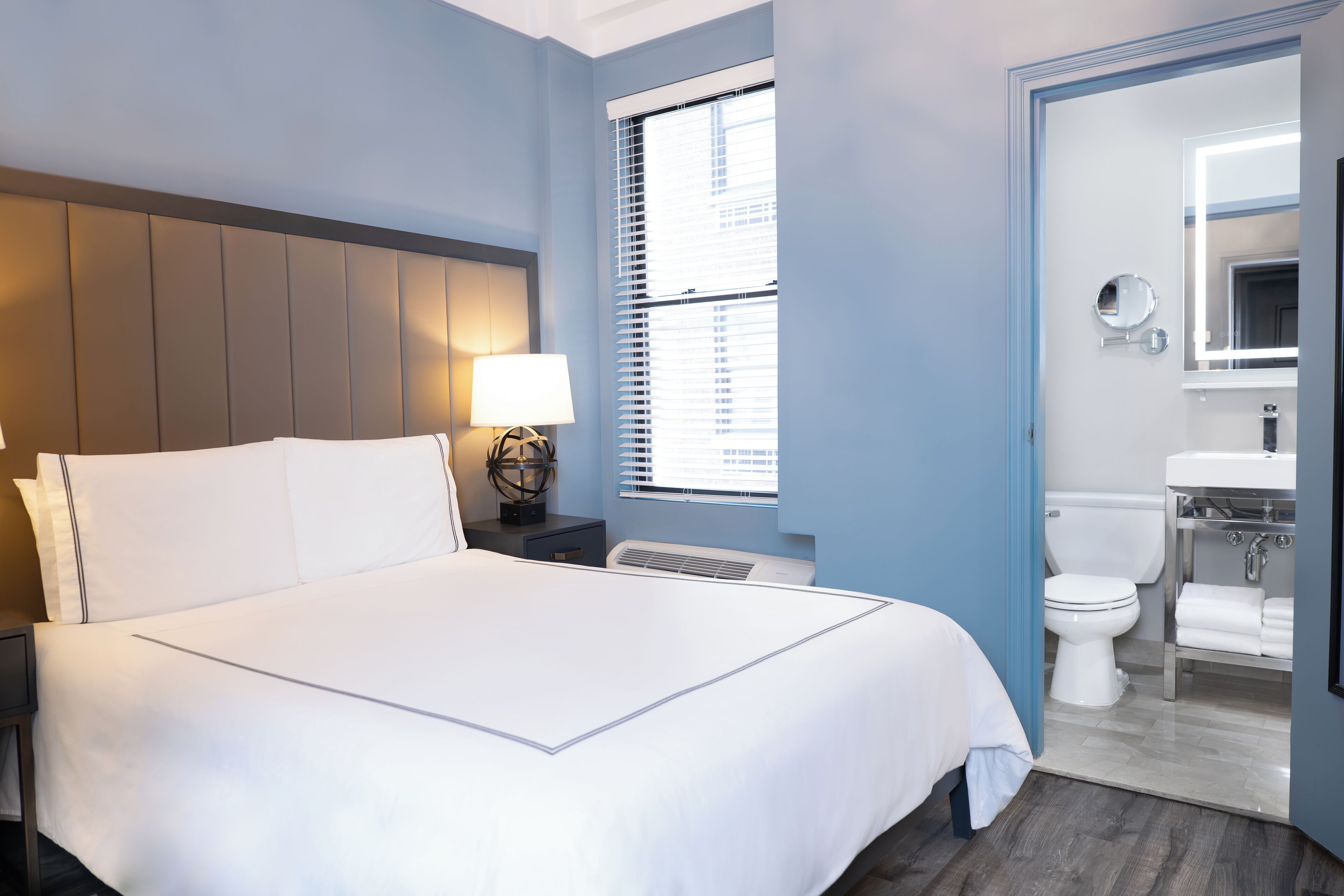 Camera, 1 letto queen | Biancheria da letto di alta qualità, materassi a doppio strato