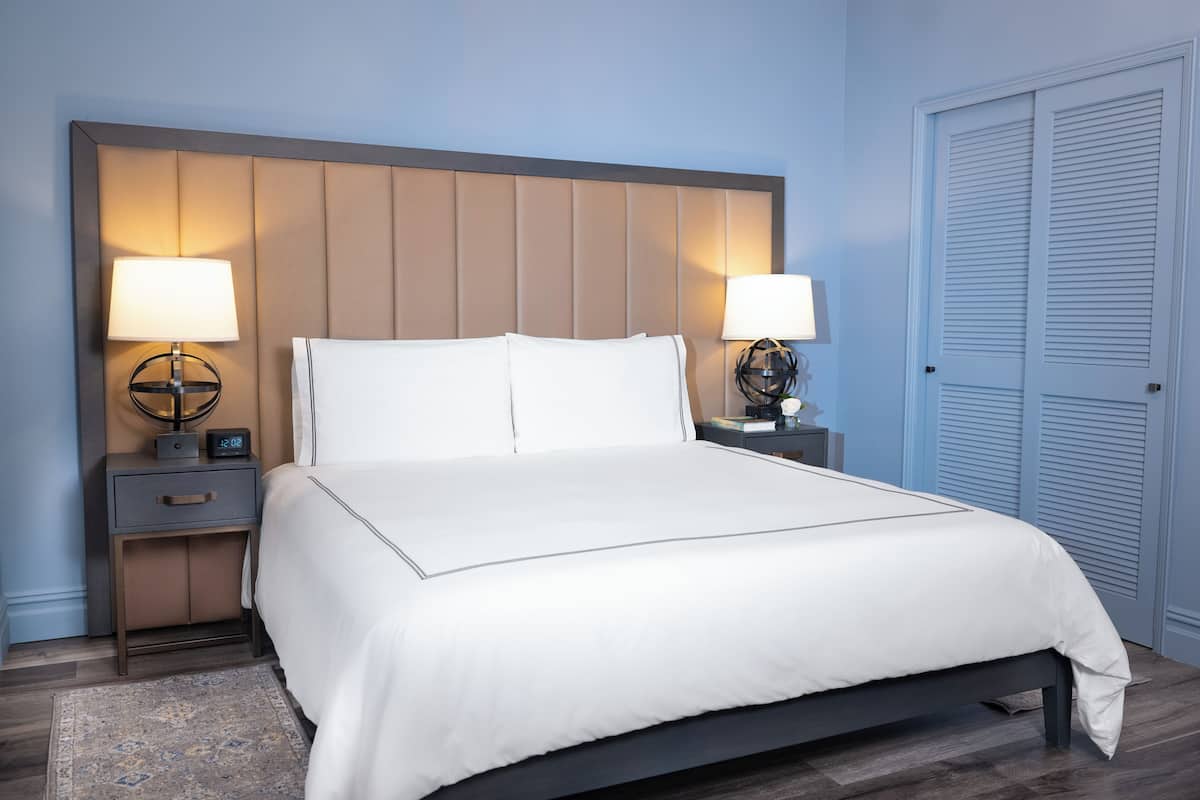 Ropa de cama de alta calidad y camas con pillow-top