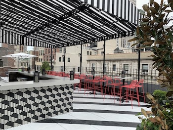 2 bars/lounges, rooftop bar, cocktail bar at Kixby