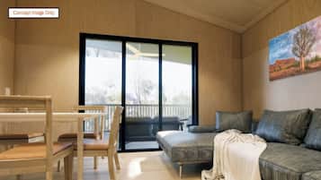 Deluxe 2 Bedroom cabin - S4 - Accessible | Iron/ironing board, free WiFi, bed sheets, alarm clocks