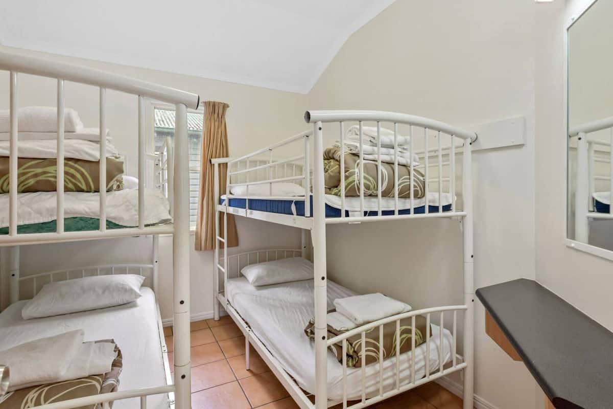 مكواة/لوح كي وواي فاي مجانًا وملاءات أسرّة ومُنبهات