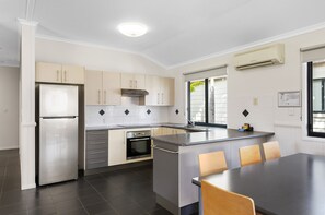Deluxe-Ferienhütte, 3 Schlafzimmer (Spa) | Eigene Küche | Mikrowelle, Wasserkocher mit Kaffee-/Teezubehör, Toaster