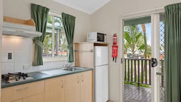 Superior Studio Cabin | Private kitchen | Microwave, coffee/tea maker, toaster, cookware/dishes/utensils