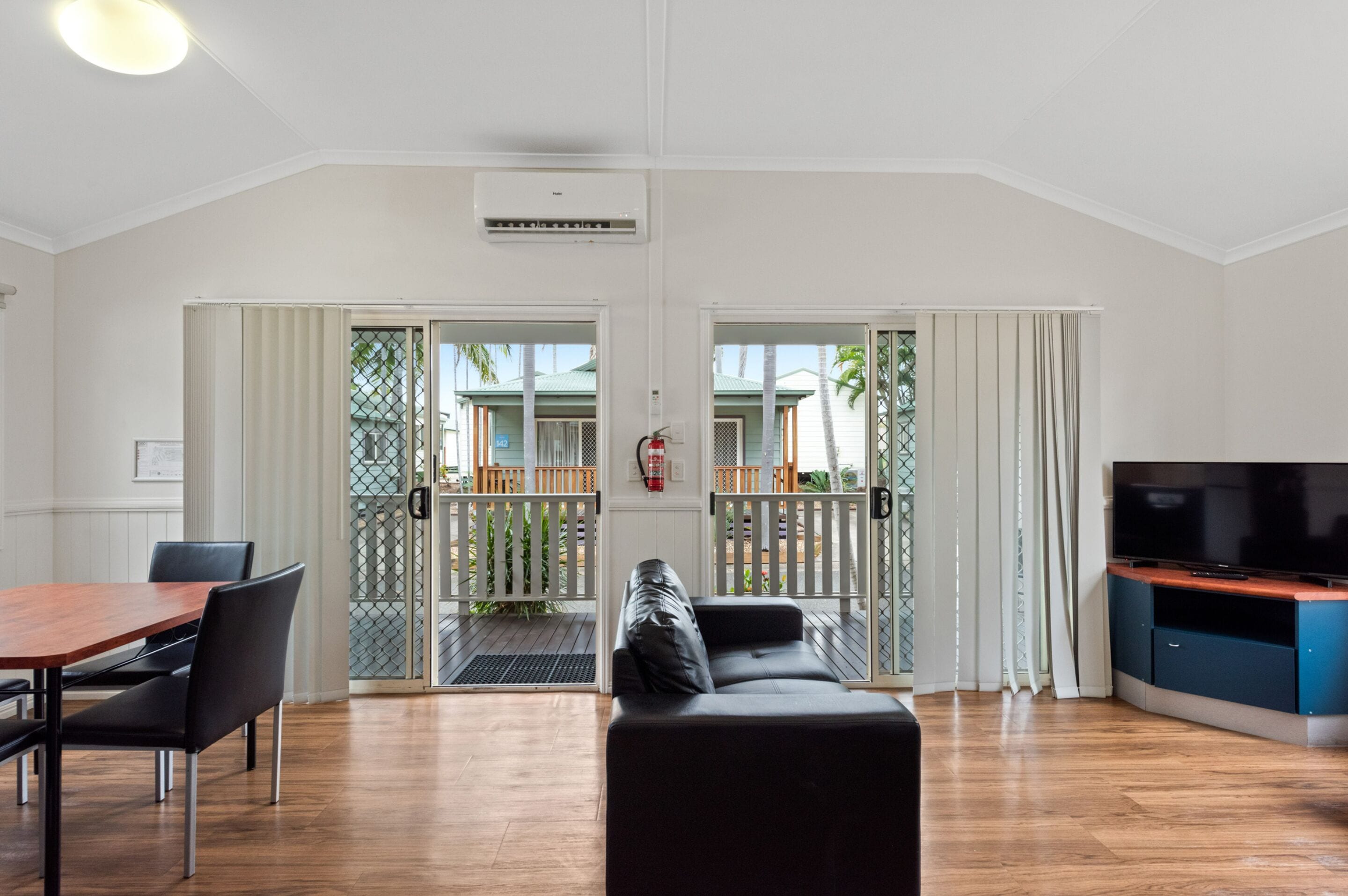 Cabana Deluxe, 2 dormitoris | Sala d&#x27;estar | Televisor de pantalla plana de 32 polzades amb canals per cable 