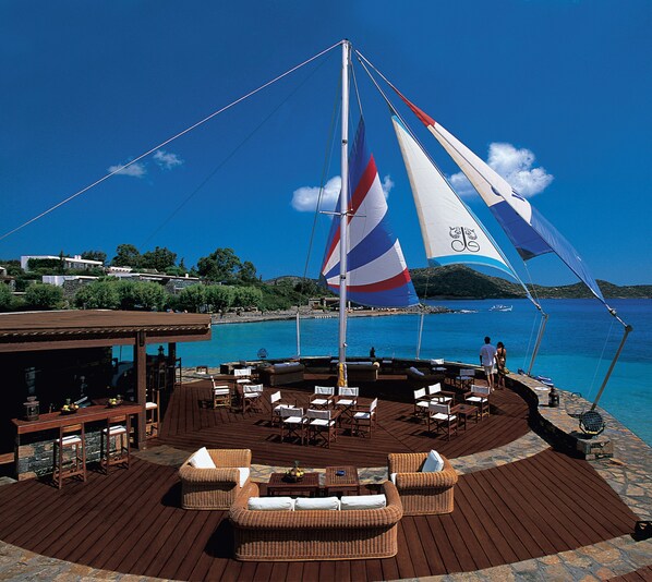 2 bars, bar en bord de piscine, bar de plage