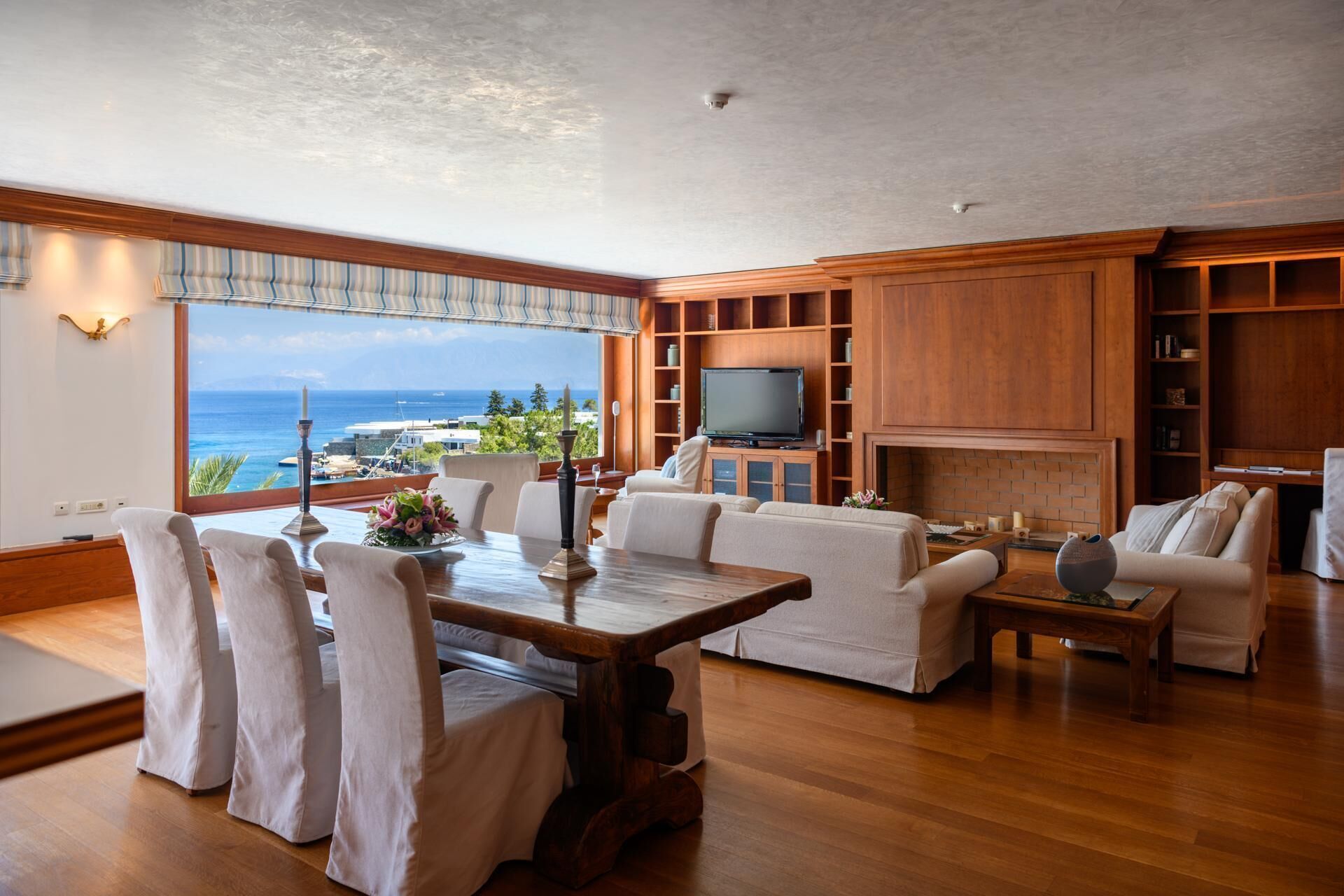 hypo-allergenic bedding, minibar, in-room safe, desk