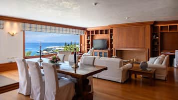 1 bedroom, hypo-allergenic bedding, minibar, in-room safe