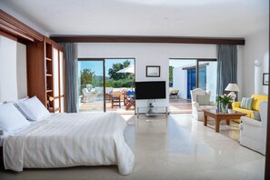 Suite familiar, vista al jardín (Open Plan) | Ropa de cama hipoalergénica y minibar 
