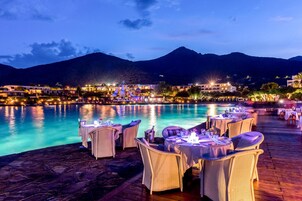 3 restaurantes; se sirven almuerzos, cenas y cocina griega 