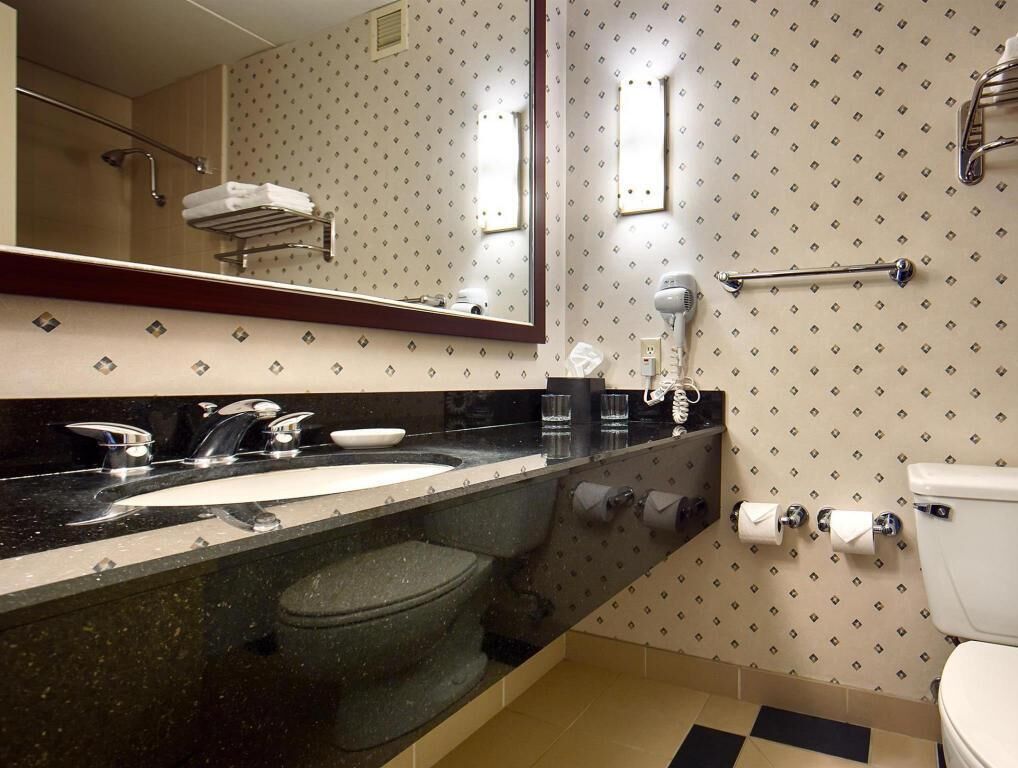 Bathroom | Combined shower/tub, free toiletries, hair dryer, towels