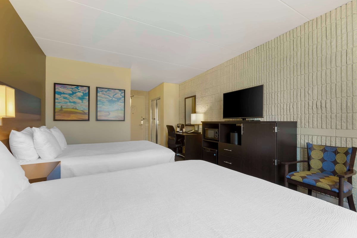 desk, iron/ironing board, free cots/infant beds, bed sheets