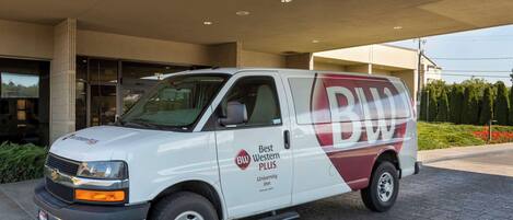 Un fourgon blanc était garé devant un immeuble sur lequel on pouvait lire l’inscription « Best Western PLUS University Inn ».
