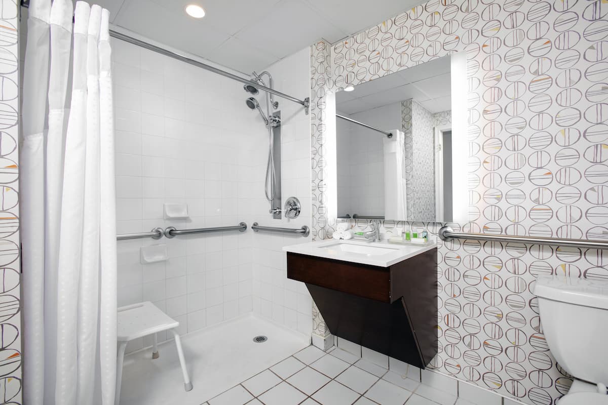 Combined shower/bathtub, eco-friendly toiletries, hair dryer, towels