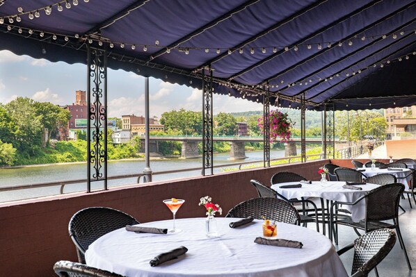 Breakfast, dinner served; American cuisine, al fresco dining - Holiday Inn Binghamton Downtown by IHG (Binghamton)