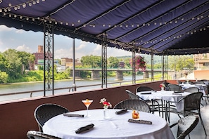 Breakfast, dinner served; American cuisine, al fresco dining